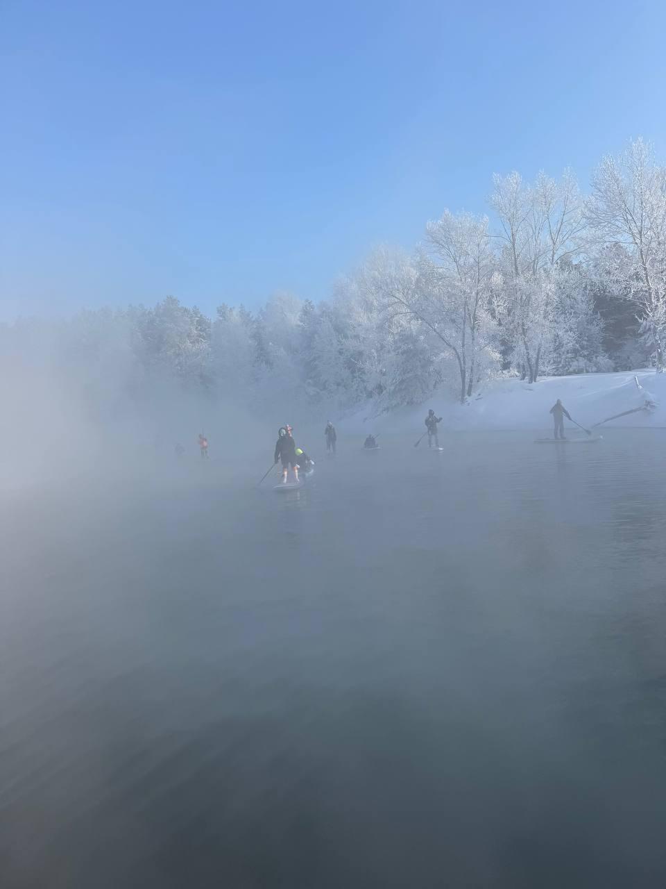 Фото В Новосибирске опубликованы кадры массового заплыва на сапах в мороз –26 градусов 2